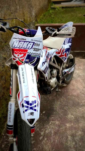 stiker motor KLX gordon kombinasi merah mengkilat terbaru warna dan gambar bisa diubah sesuai selera