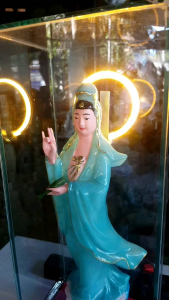 Tượng Quan Âm Bồ Tát đứng cao 38cm hộp gương cao 50cm.