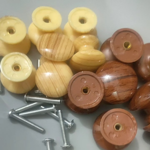 Núm nhựa giả gỗ cao cấp kèm ốc núm tròn bắt cửa tủ ngăn kéo