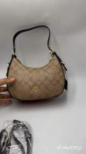 กระเป๋าสะพาย มีสายสะพายข้าง ขนาดขนาด 9 นิ้วมีหนึ่งช่องใช้งานรุ่นขายดีสุดฮิตมีพร้อมกล่อง