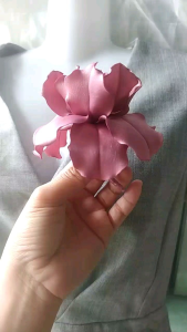 Hoa diên vĩ cài áo handmade Canto màu hồng