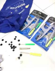 Combo cây kềm và hộp nút nhựa 15 màu mỗi màu 10 nút