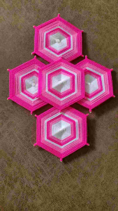 ธงใยแมงมุมรูป6เหลี่ยมขนาด5.5นิ้วใช้แขวนประดับตกแต่งบ้านร้านค้า คาเฟ่ งานบุญปะเพณีต่างๆ เพื่อความสวยงามและเป็นศิริมงคล