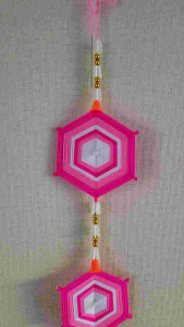 ธุงใยแมงแบบ6เหลี่ยมเส้น5ดอกใช้แขวนประดับตกแต่งบ้านร้านค้า คาเฟ่ งานบุญปะเพณีต่างๆ เพื่อความสวยงามและเป็นศิริมงคล