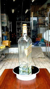 Vỏ Chai Gold Label Xuất Xứ Anh 700 Ml Thủy Tinh Cao Cấp Trang Trí Nhà Cửa . Chai Rỗng Không Có Chất Lỏng Bên Trong.