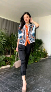 เสื้อ อัดพลีทเนื้อดี แบบงาน Brand 😍  ดีเทลเริ่ดมากๆ เสื้อแพตเทิร์น  แขน 4 ส่วน คอปก แต่งกระดุมเรียง สีเดียวกับตัวชุด รุ่นนี้พิมพ์ลาย กราฟฟิค เกร๋กรุบ ➿➿        ** งานประณีต อัดแน่นๆ ย้ำซ้ำๆ  ถึง 3 ครั้ง เพื่อความคงทน อยู่ตัว ไม่คลายลอน