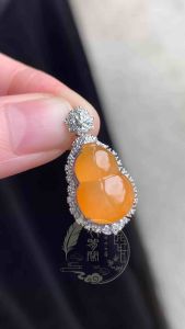 18K Yellow Jadeite Gourd Pendant