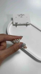 Claire&Kos - ต่างหูห่วงโบว์คริสตัล มินิมอล