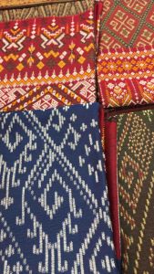 ผ้าลายภูไท ลายโบราณ ผ้าทอลายสวยงาม **เนื้อไหมแกมฝ้าย (**แบบไม่เย็บ**) ผ้าไทยแท้100% ขนาดยาว 2 หลา ( 100*180 เซนติเมตร)