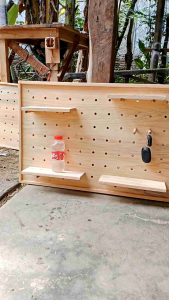 hiasan dingding pegboard dari kayu