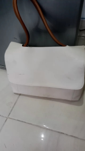 Tas shoulder wanita preloved size 32x22 sudut aman magnet berfungsi resleting berfungsi kepala zipper masih utuh badan tas masih kokoh minusnya ada Kotor dan ada bekas tertimpa dibagian spt divideo utk detail nya mohon chat dahulu