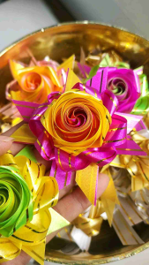 เหรียญโปรยทาน ลายดอกกุหลาบใส่เหรียญ ขอบทอง คละสี