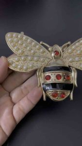 Mác ong lớn trang trí túi xách 117cm x 79cm