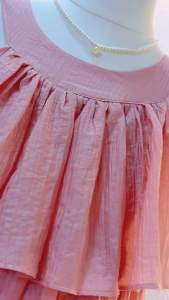 maylookเสื้อคอกลมเว้าแขนแต่งชั้นระบาย