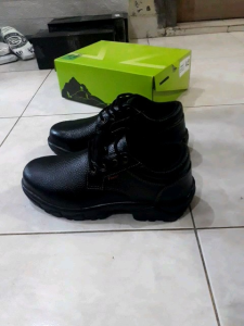 Sepatu safety kulit / sepatu kerja bahan kulit bagus lembut / sepatu safety fourz9
