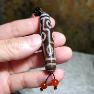 58.8mm aged Tibetan Xang Xung (Zhang Zhung) "Buddha Eye" 9 Eyes Dzi with red spots (with certificate) 58.8毫米西藏老矿象雄满朱砂佛眼九眼天珠(带证书)