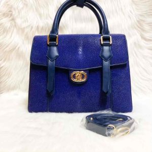 Túi xách da cá đuối thật màu xanh khoá xoay