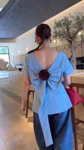 เสื้อเรียบหรู ดีไซน์โบว์ใหญ่คอVด้านหลังเผยหลังเบา ๆ ติดเข็มกลัดดอกไม้สีแดง Burgundy Tage::Mirror Sister