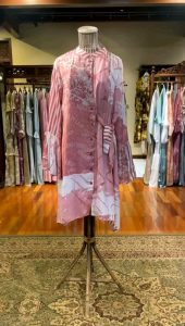 Dinda Tunik by Dian Pelangi LIMITED EDITION Blouse Baju Atasan Kemeja Blus Outfit Casual Formal Kerja Kantor Pesta Pernikahan Kondangan Lebaran Wanita Hijaber Cantik Anggun Modis Modern Simple Elegan Mewah Model Korea Terbaru Motif Batik Abstrak Kekinian