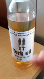 Dầu phuộc nhún- dầu giảm sóc- dầu phục hồi phuộc nhún - chiết ra bán lẻ dung tích 300ml là loại dầu tổng hợp hoàn toàn cho thời gian sử dụng lâu dài giá cả phù hợp chất lượng cao được nhiều người tin dùng