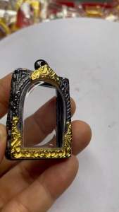 กรอบพระ สมเด็จ ฉลุลาย4 สีดำทอง A12-2 ขนาดกรอบใน 2.7*3.9*0.7 ซม. เป็นงานหล่อทองเหลือง ชุบไมครอน เคลือบด้วยแลคเกอร์ไฟฟ้า ทำให้ลวดลายสวยงาม ใสปิดด้วยอคิลิคใส แข็ง ไม่แตกง่าย มียางรองพร้อมตะขอห่วงแถมมาให้