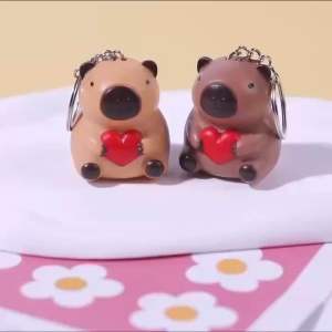 Móc Khoá CAPYBARA Ôm Trái Tim Phát Tiếng “I Love You” Đáng Yêu Làm Quà Tặng