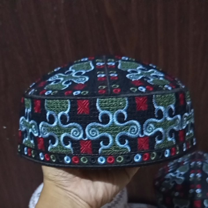 Pecis Kopiah Muslim: Perlengkapan Alat Solat & Pakaian Elegan