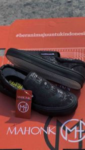 SEPATU MAHONK - Sepatu Slip On Full Black Brand Lokal //Sepatu Sekolah Pria Wanita