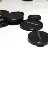 ฝาปิดหน้าเลน์ ยี่ห้อ Olympus จาก Genuine Olympus OM Front Lens Cap Zuiko ความกว้าง 40.5mm 49mm 55mm 58mm 62mm รวม 55.8mm