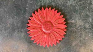 แผ่นไม้แกะสลัก ไม้สักแผ่น แผ่นไม้ติดผนัง แผ่นกลม ดอกทานตะวัน ขัดแดงส้ม 30x30x1.5cm ไม้แกะสลัก งานทำมือ decorative sunflower wood carving wall panel