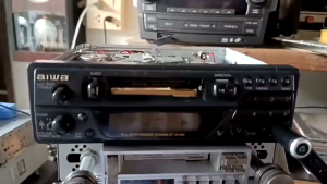 วิทยุ เทป วินเทจ ติดรถยนต์ ยี่ห้อ Aiwa ฟังวิทยุได้ เทปฟังได้แต่เสียงยานต้องไปซ่อม ต่อ Aux ได้  เสียงดี มือสองสภาพยังสวย