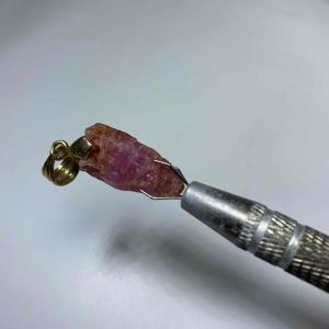 2045TT-ĐÁ TINH THỂ RUBY ĐỎ HỒNG( THIÊN NHIÊN) móc bạc