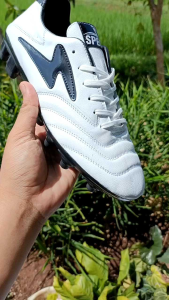 Spesifikasi Sepatu Bola Warna Putih & Hitam