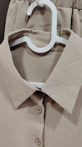 Khaki 4 Quarter-sleeve shirt and pants set with button front and elastic waist. Model A: 72cm waist 168cm height. Model B: 78cm waist 173cm height. Model C: 69cm waist 162cm height.
