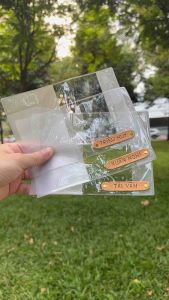 Cover Passport (Bọc hộ chiếu) Bìa bao hộ chiếu chất PVC nhám & dẻo. Mẫu đẹp vừa vặn passport. Có ngăn đựng thẻ ATM giấy tờ tuỳ thân. Chống nước gọn nhẹ & rất tiện dụng.