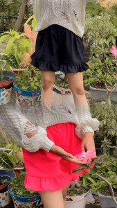 Desain Ruffle Elegan: Hotpen Premium & Celana Pendek