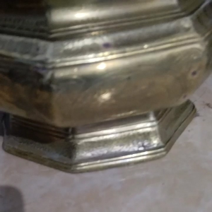 Pajangan Kinangan Tua Segidelapan Ukir Halus Motif Kelinci Bahan Kuningan Tua