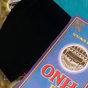 SONGKOK ONH EMAS HITAM POLOS SUSUN / TINGKAT