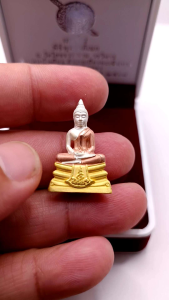 B041 หลวงพ่อโสธร วัดโสธร เนื้อ 3K ตอกโค้ด รุ่น ประวัติศาสตร์ตำรวจ ปี 68 ขนาด 3x2 ซม. พร้อมกล่อง กำมะหยี่