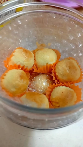 Pineapple ball新鲜制作黄梨酥, 招收代理,fresh handmade pineapple tart round shape pineapple biscuits 圆形黄梨塔,新鲜制作黄梨饼干,牛油butter : farm cow微咸的牛油配上黄梨酱,不会很甜的黄梨酥一罐25粒pineapple tart,nut free,不会烤太焦,每一层都有放泡泡纸噢 牛油butter : farm cow 微咸的牛油配上黄梨酱, 不会很甜的黄梨酥