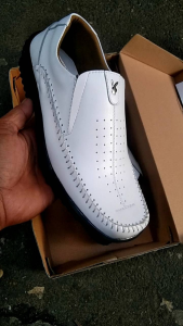 SEPATU PUTIH KULIT SAPI UNTUK PRIA DEWASA