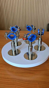 แคล้มป์ยึดท่อ แคล้มป์รัดท่อ แคล้มป์จับท่อ แคล้มป์สแตนเลส 304 หุ้มยางสีน้ำเงิน ปรับได้ (สินค้าพร้อมส่ง-ราคา/ชิ้น)