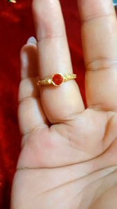 แหวนหัวพลอยเล็กสีแดง ตัวแหวนทำจากทองเหลืองแท้ไม่ชุบสี