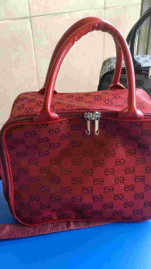 AMT Tas Mini Traveling Organiser Kosmetik Bahan Emboss Maroon 2025