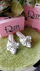 รองเท้าหัวแหลมส้นเตี้ยโบว์ใหญ่ ผ้าแคนวาส