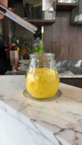 เทียนหอม IKEA CITRONSKIVA เทียนหอมในถ้วยแก้ว กลิ่นซัมเมอร์ซิตรัส/เลมอน จุดนาน 35 ชั่วโมง