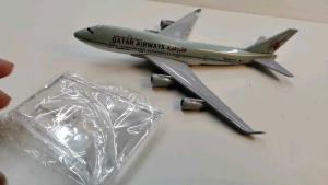 Qatar Airways 6 Inches Airbus 380/ Boeing 747 Diecast Metal Airplane Aviation Enthusiasts Collection with Display Stand