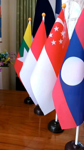 ชูดธงอาเซียนตั้งโต๊ะ 11 ผืน ชูดธงตั้งโต๊ะ ธงอาเซียน ธงตั้งโต๊ะ AEC Flag ธงสัญลักษณ์ ผ้าโพลีเอ็ตเทอร์พิมพ์ลาย ผืนเล็ก 20 x 30 ซม.เสาสูง 47 ซม