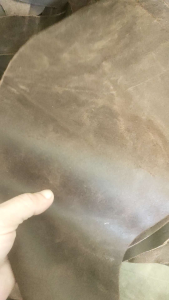 เศษหนังแท้- ออยเครซี่ฮอต (ราคา กก.ละ 160 บาท) : หนังท้องออยเครซี่ สีสนิม ลายแตก แนววินเทจ /หนา 1.2-1.4 มม./ขนาด:ใหญ่กว่าฝ่ามือขึ้นไป2ฝ่ามือเกือบๆA4