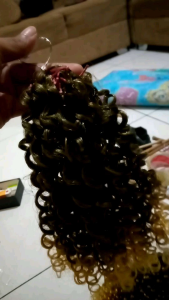 Rambut Sambung sulam Sintetis Curly Isi Banyak Warna hitam kuning pirang.